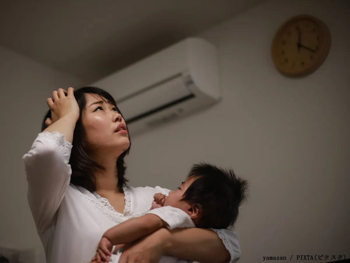 夜に周囲のうるささを感じている人のイメージ写真