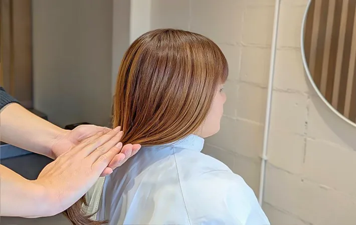 中間〜毛先にヘアオイルなどを塗る写真（撮影：岡田充）