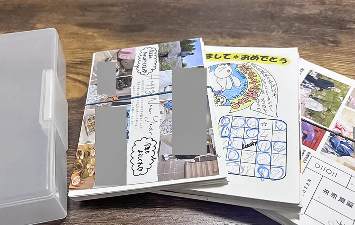 収納ケースと年賀状の写真