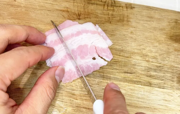 『ポップベーコンおむすび』を作る写真（撮影：キジカク）