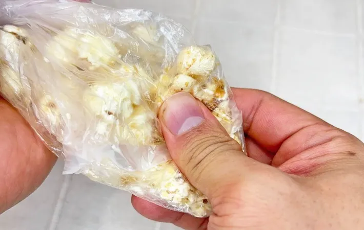 『ポップベーコンおむすび』を作る写真（撮影：キジカク）