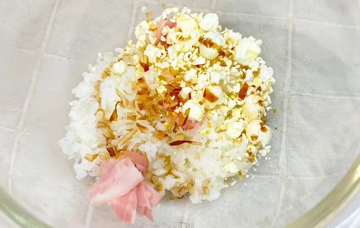 『ポップベーコンおむすび』を作る写真（撮影：キジカク）