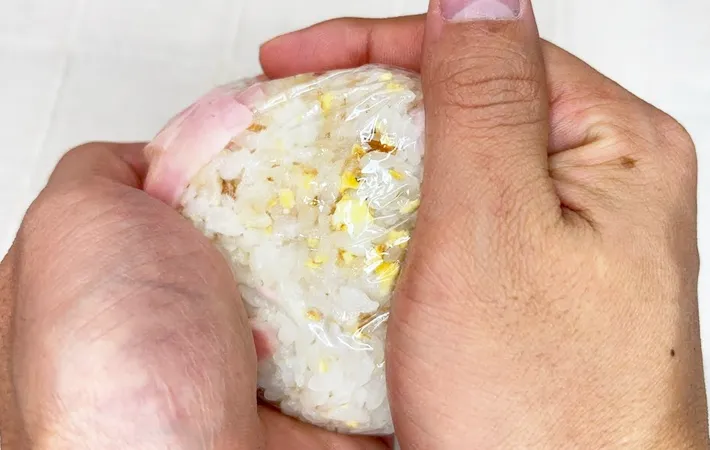 『ポップベーコンおむすび』を作る写真（撮影：キジカク）