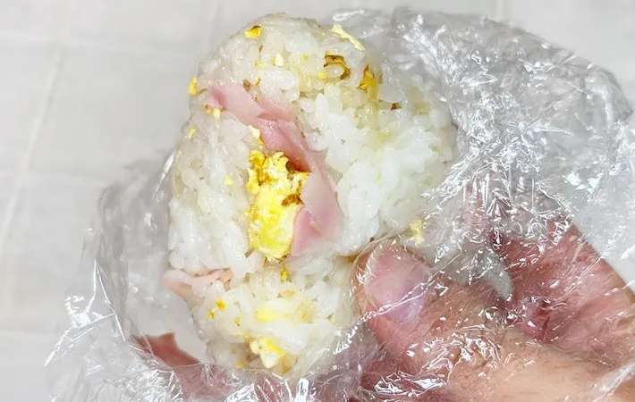 『ポップベーコンおむすび』の完成写真（撮影：キジカク）