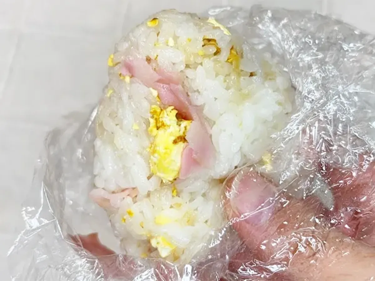 『ポップベーコンおむすびの作り方の画像（撮影：キジカク）