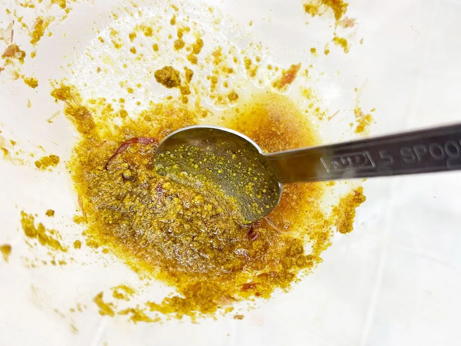 カレー粉を混ぜる写真（撮影：キジカク）