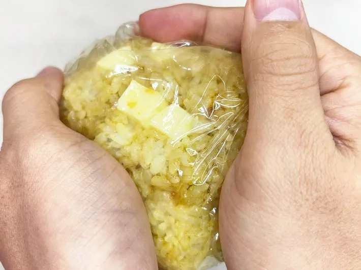 ご飯を握る写真（撮影：キジカク）