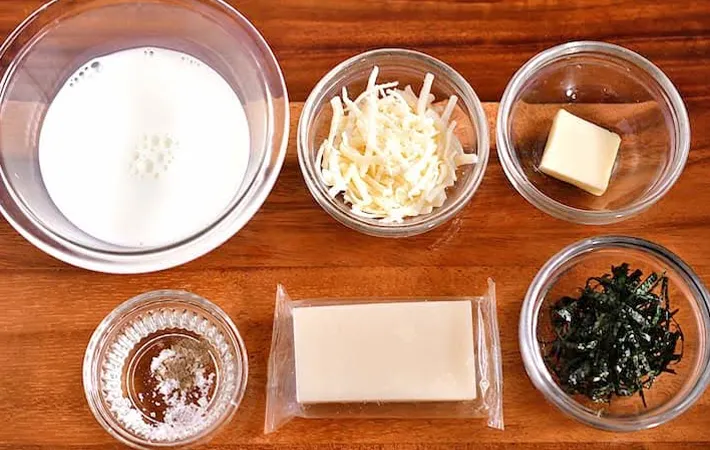 『餅のグラタン風』の材料写真（撮影：小泉明代）