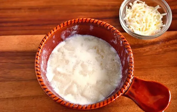 『餅のグラタン風』を作る写真（撮影：小泉明代）