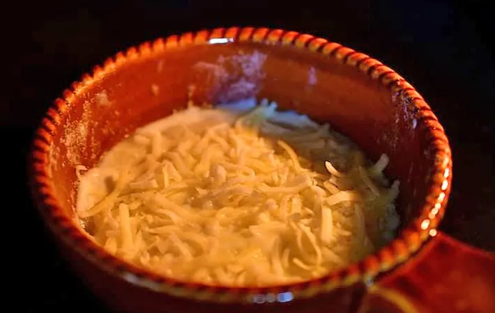 『餅のグラタン風』を作る写真（撮影：小泉明代）