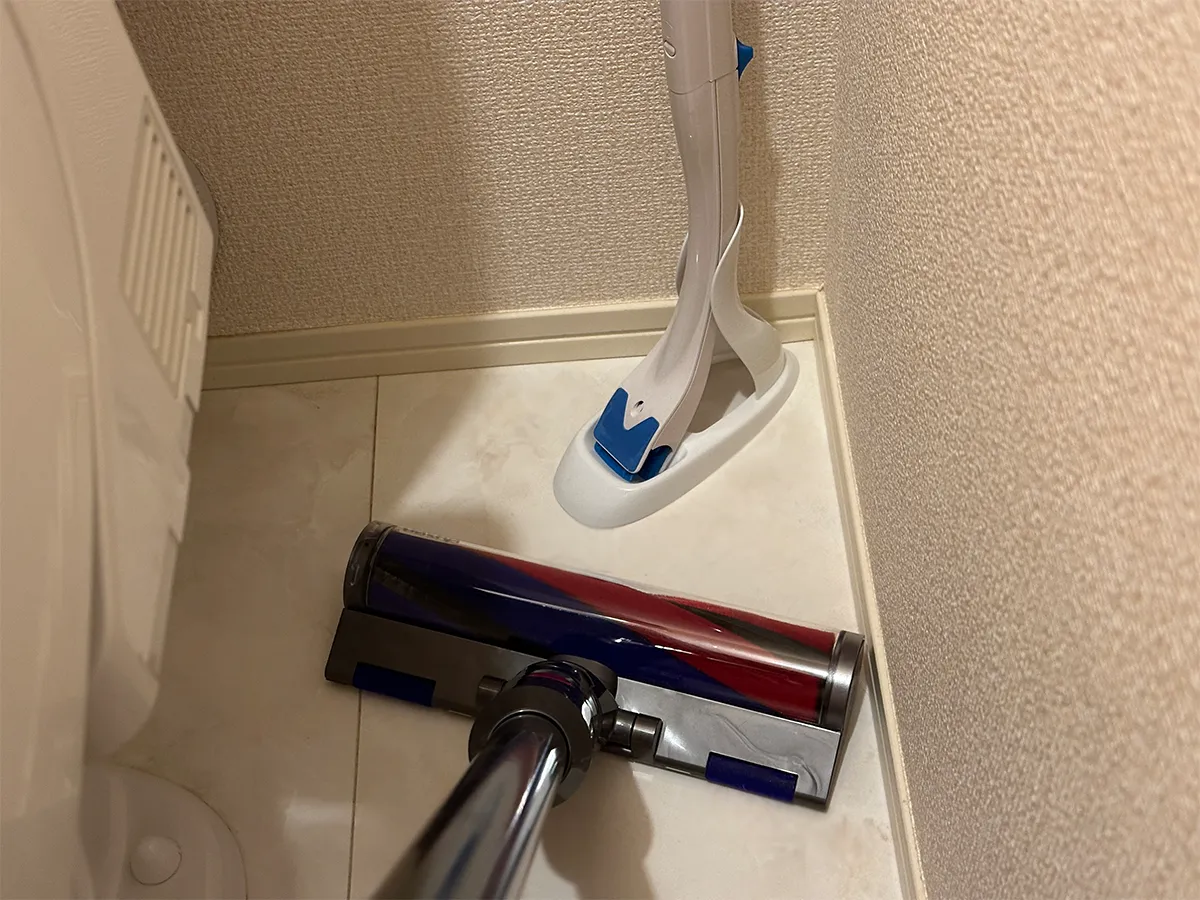 トイレで掃除機をかける画像（撮影：grape編集部）