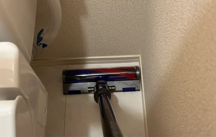 トイレで掃除機をかける画像（撮影：grape編集部）