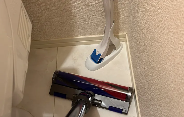 トイレで掃除機をかける画像（撮影：grape編集部）