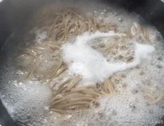 そばをゆでている写真
