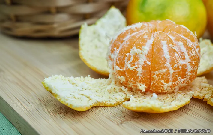 皮を剥いたミカンの写真