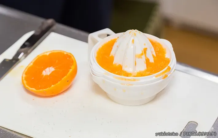 ミカンを絞る写真