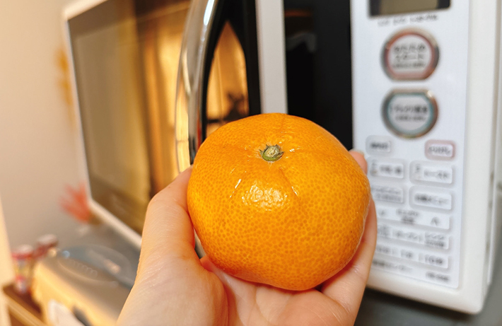 切り込みを入れたミカンの写真（撮影：grape編集部）