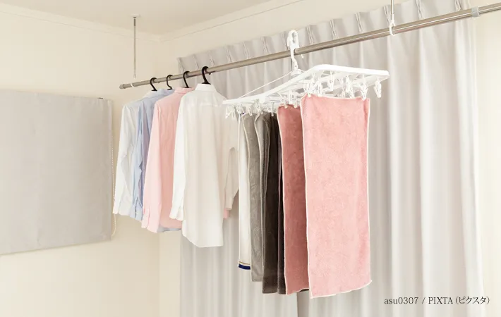 『室内に干した洗濯物』の写真