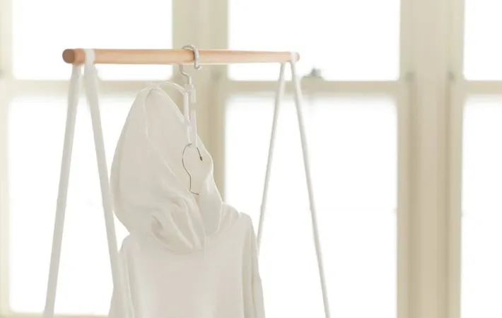 『室内干しのパーカー』の写真（撮影：Heulie）