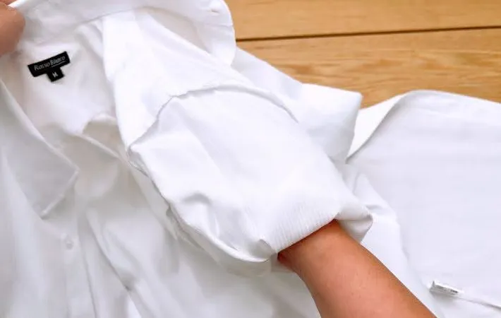 『ワイシャツを裏返している』写真（撮影：Heulie）