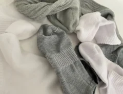 『白とグレーの靴下』の写真（撮影：Heulie）