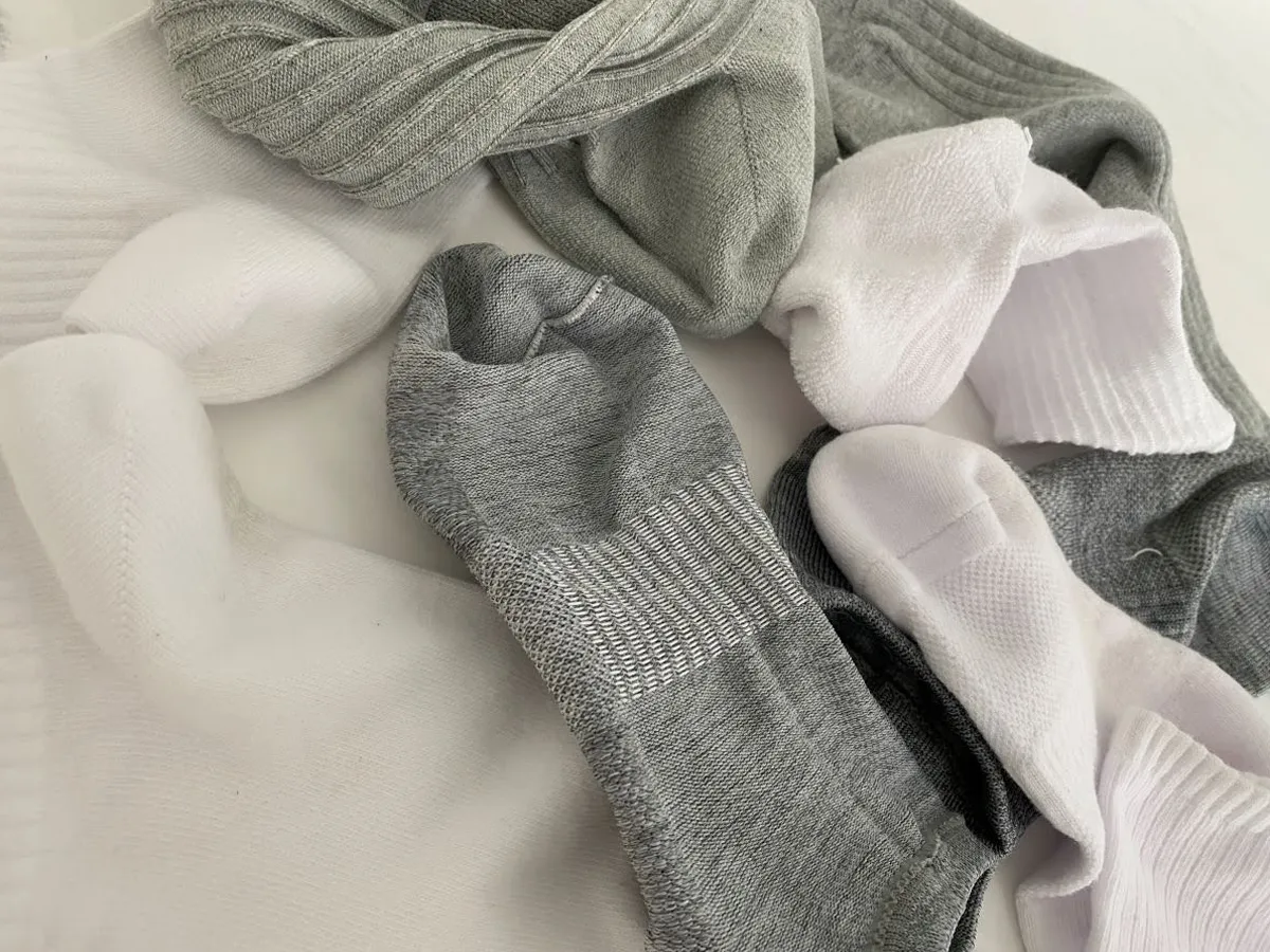 『白とグレーの靴下』の写真(撮影:Heulie)