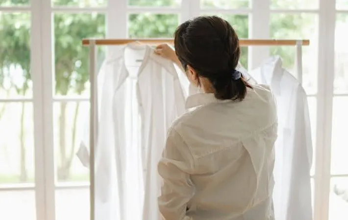 『室内干しをする女性』の写真（撮影：Heulie）