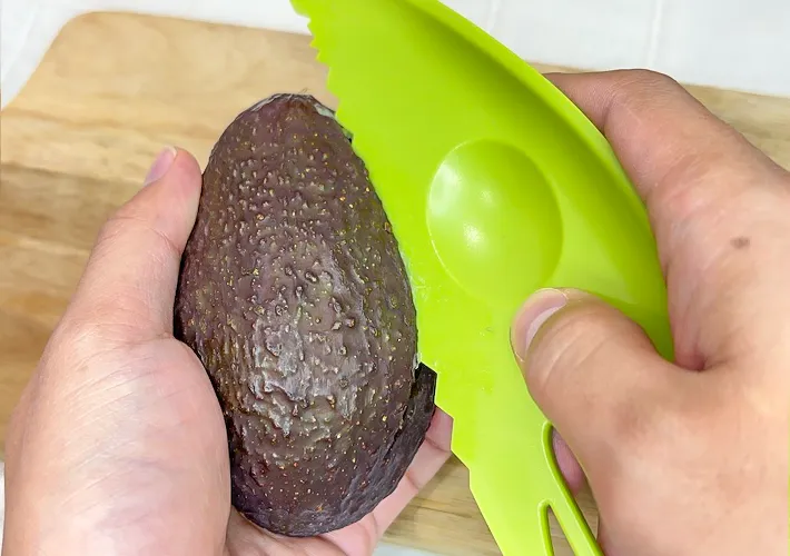 アボカドの皮をカットしている写真（撮影：キジカク）
