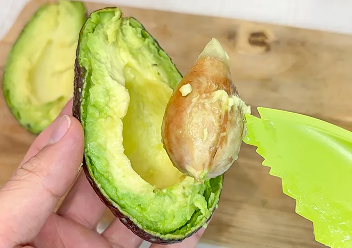 アボカドの種をとるの写真（撮影：キジカク）