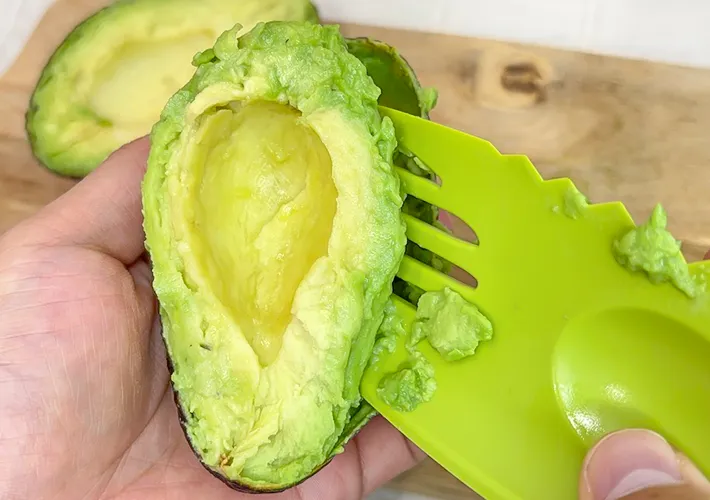 皮から取り出している写真（撮影：キジカク）