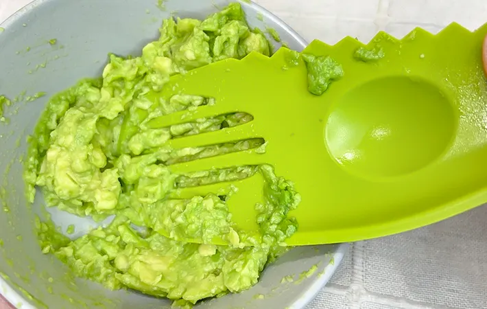 アボカドを潰しているの写真（撮影：キジカク）