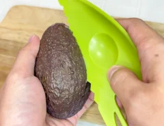 アボカドの皮をカットしている写真(撮影:キジカク)