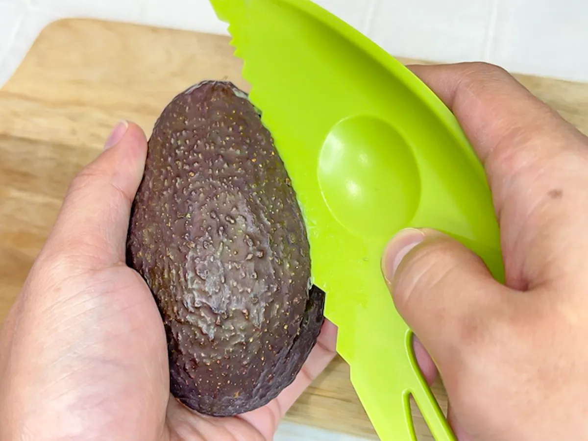 アボカドの皮をカットしている写真(撮影:キジカク)