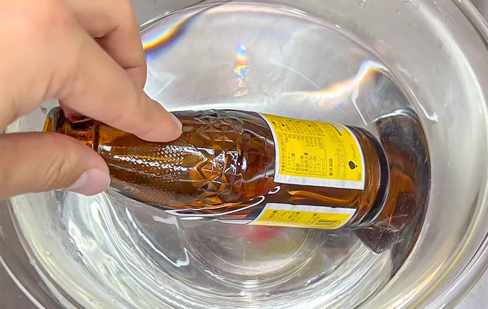 お湯に瓶を入れた写真（撮影：キジカク）