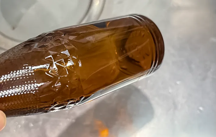 ラベルが剥がれた後の瓶の写真（撮影：キジカク）