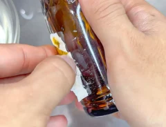 ラベルを引っ張る写真(撮影:キジカク)