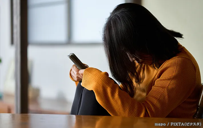 スマホを持つ人の写真