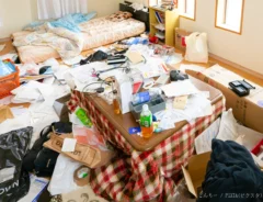 散らかった部屋の写真