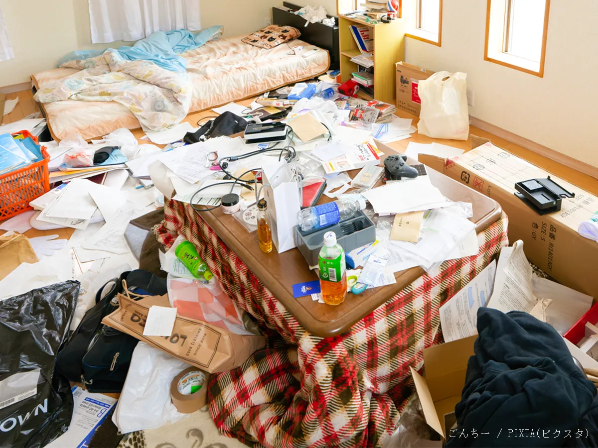 散らかった部屋の写真