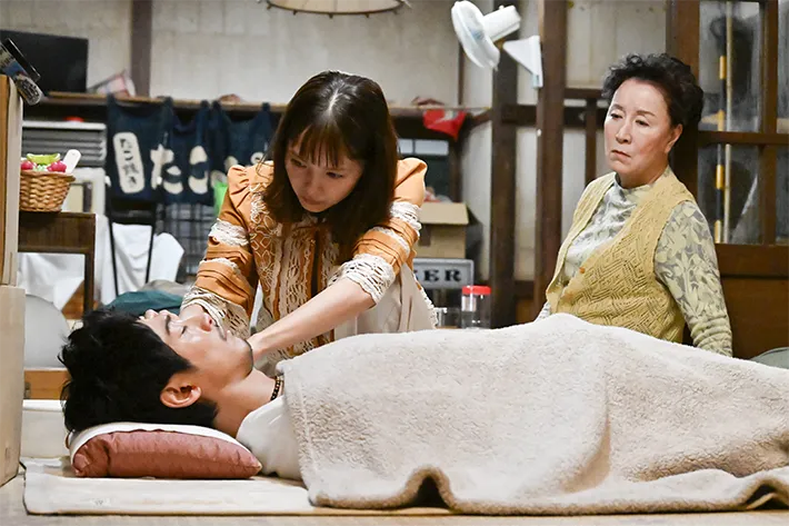 『ちょっとだけエスパー』に出演する宮﨑あおいさんと高畑淳子さんとディーン・フジオカさんが写る場面写真