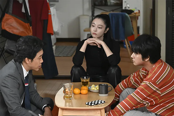 『ちょっとだけエスパー』に出演する大泉洋さんと北村匠海さんが写る場面写真