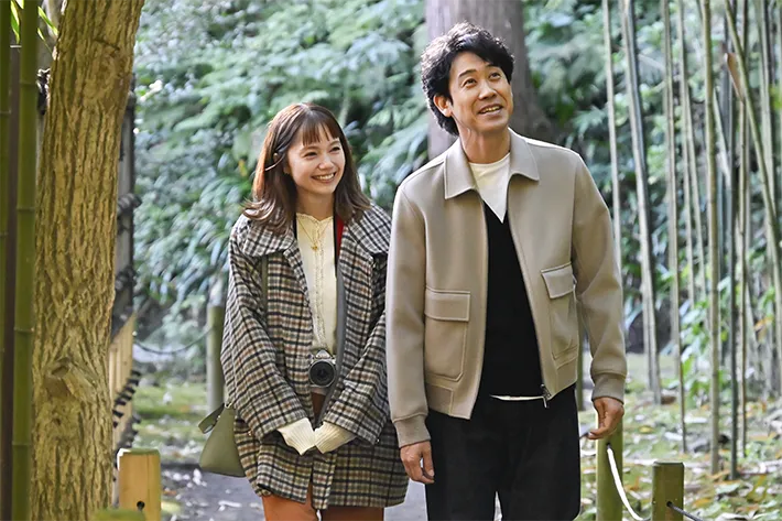 『ちょっとだけエスパー』に出演する大泉洋さんと宮﨑あおいさんが写る場面写真