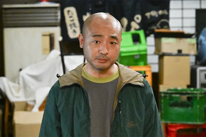 『ちょっとだけエスパー』に出演する宇野祥平さんが写る場面写真