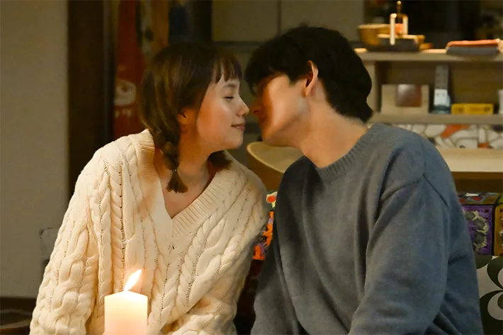 『ちょっとだけエスパー』に出演する宮﨑あおいさんと岡田将生さんが写る場面写真