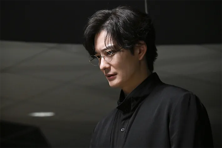 『ちょっとだけエスパー』に出演する岡田将生さんが写る場面写真