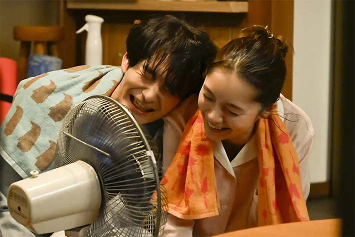 『ちょっとだけエスパー』に出演する宮﨑あおいさんと岡田将生さんが写る場面写真