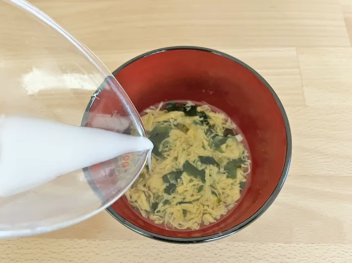 水溶き片栗粉を加えている玉子スープの写真（撮影：grape編集部）