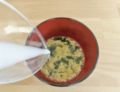 水溶き片栗粉を加えている玉子スープの写真(撮影:grape編集部)