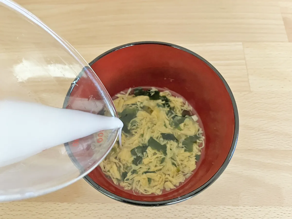 水溶き片栗粉を加えている玉子スープの写真(撮影:grape編集部)