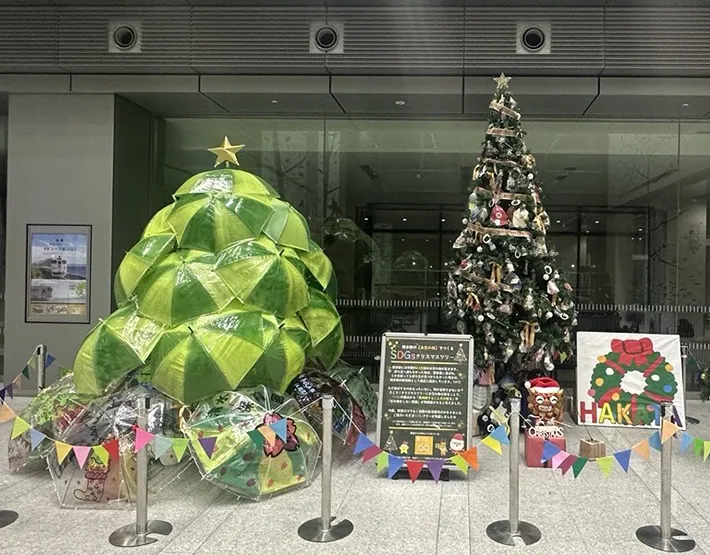 駅の遺失物で作られたクリスマスツリーの写真